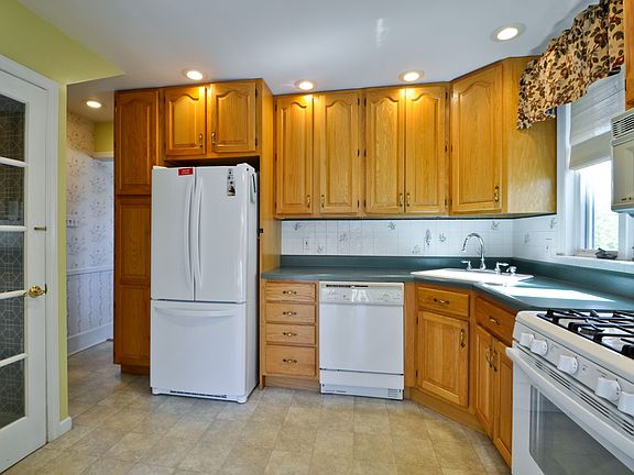4th image of 25 Pease Ave