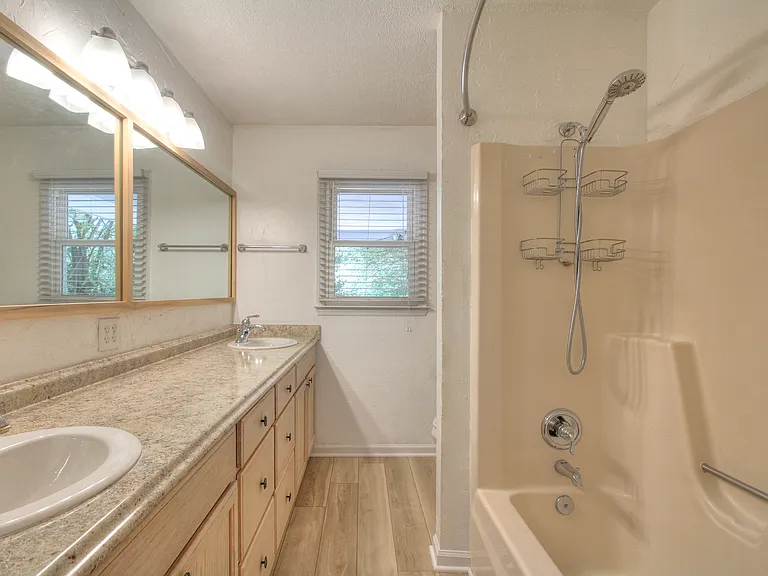 1112 Willoughby Rd — Photo 12