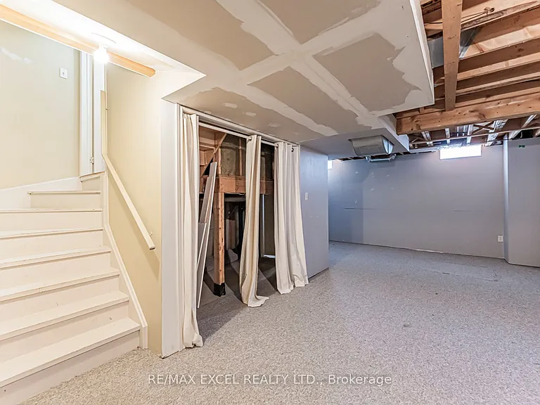 98 Georgian Dr — Photo 25