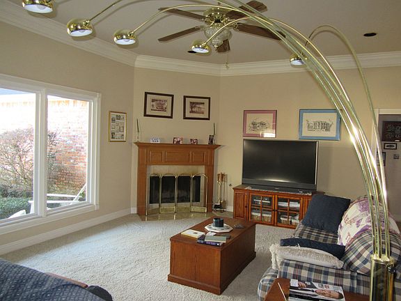 Large Den w/corner fireplace