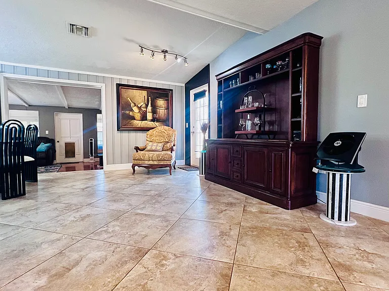 610 Ventura Ave — Photo 8
