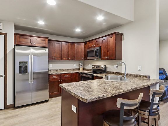 3rd image of 1000 Creekside Dr