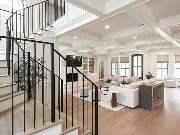 4th image of 25 Woodsborough Cir