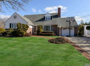 1 Roosevelt St, Garden City, NY 11530