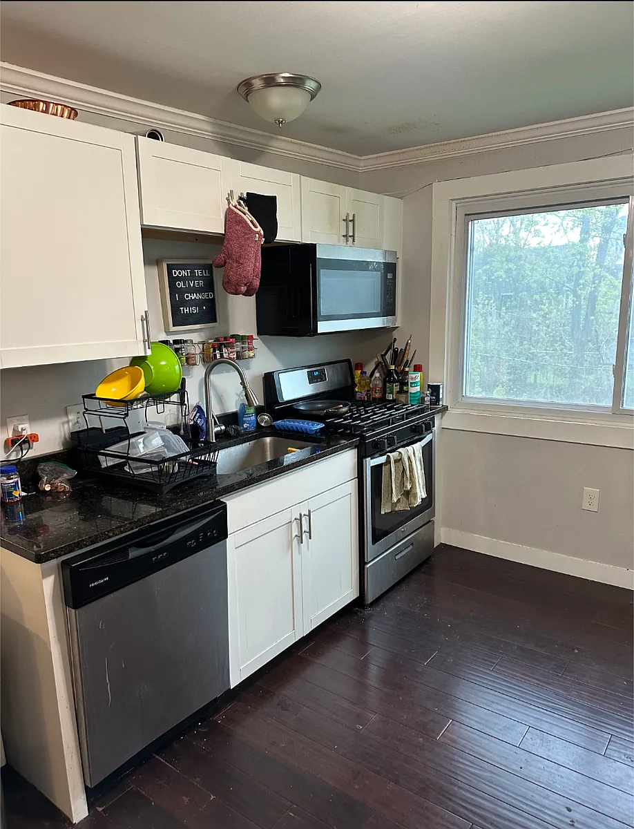 Building Photo - 32 Hickory St #2