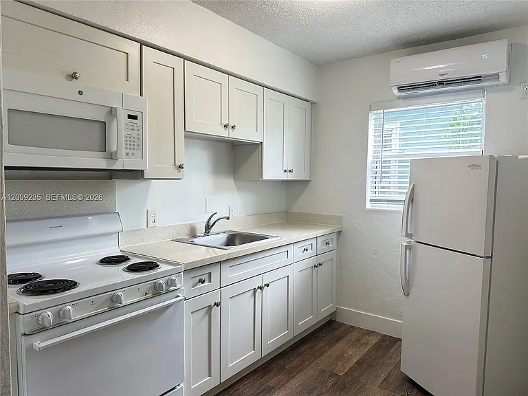 1821 Thomas St #5 — Photo 5