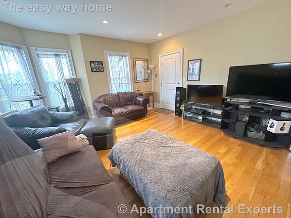 4th image of 57 Greenleaf Ave #3