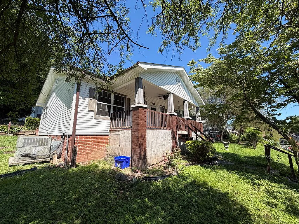 3 bed, 1100 sqft, $1,200 — Photo 3