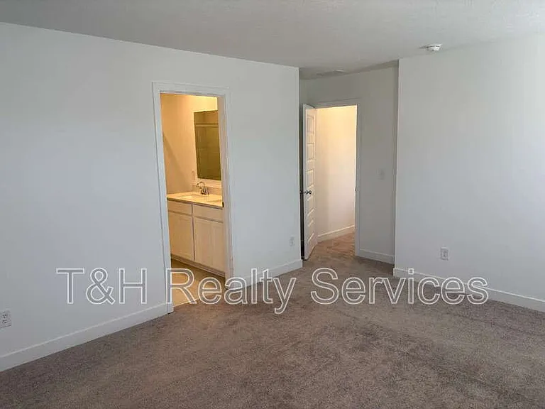 542 Jefferson St — Photo 14