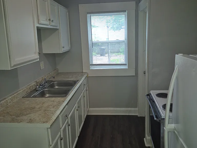 3338 N Kenwood Ave — Photo 7
