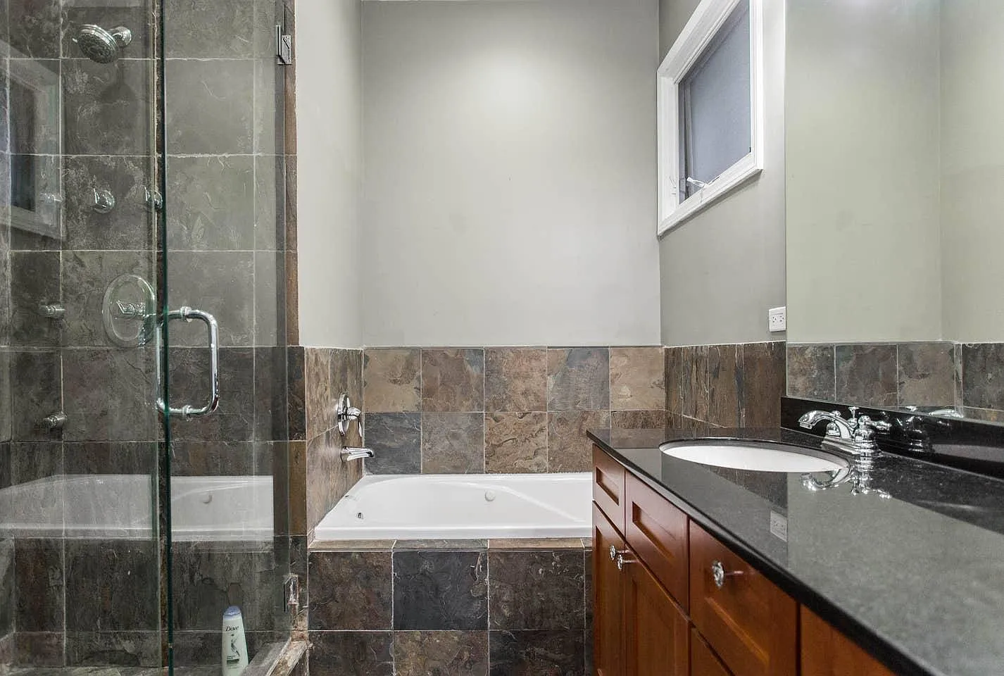 4 bed, 2700 sqft, $4,975 — Photo 2