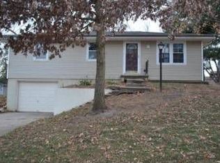 335 Lincoln Dr, Gower, MO 64454