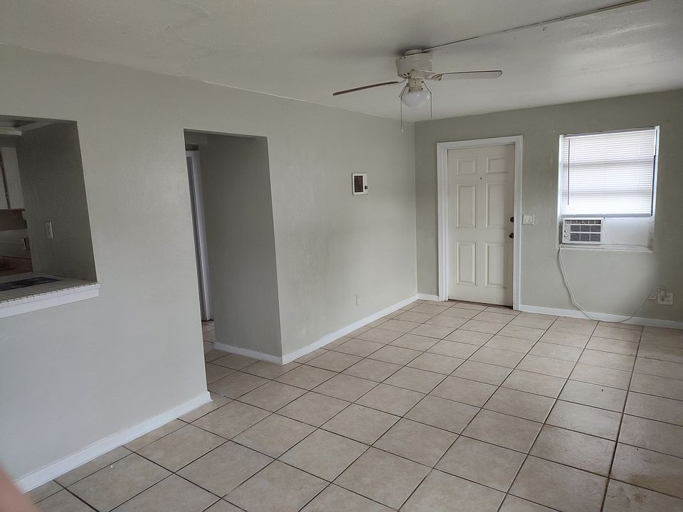 1st image of 320 N Oleander Ave