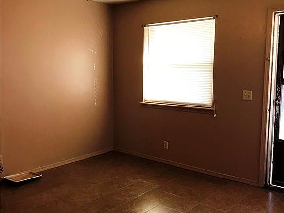 5th image of 814 SE H St APT B