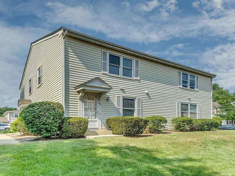 242 Harvest Ct — Photo 1