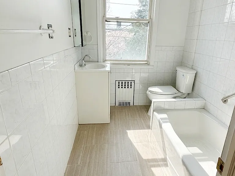 2nd Floor Full Bathroom