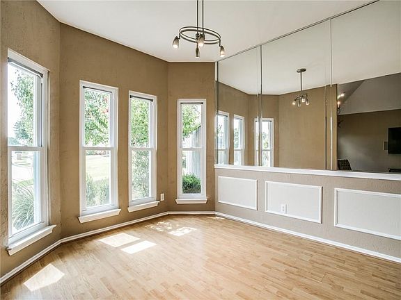 5th image of 2120 Chapman Dr