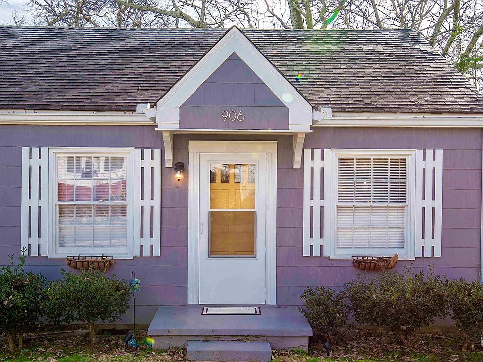 906 Crozier Avenue.
Also known as Rose Cottage.
Standing in front of house is the apartment is on upper right.