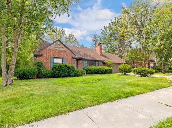 19726 Eastwood Dr, Harper Woods, MI 48225