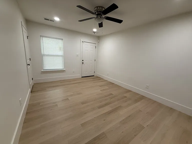 940 N Hollywood St — Photo 13