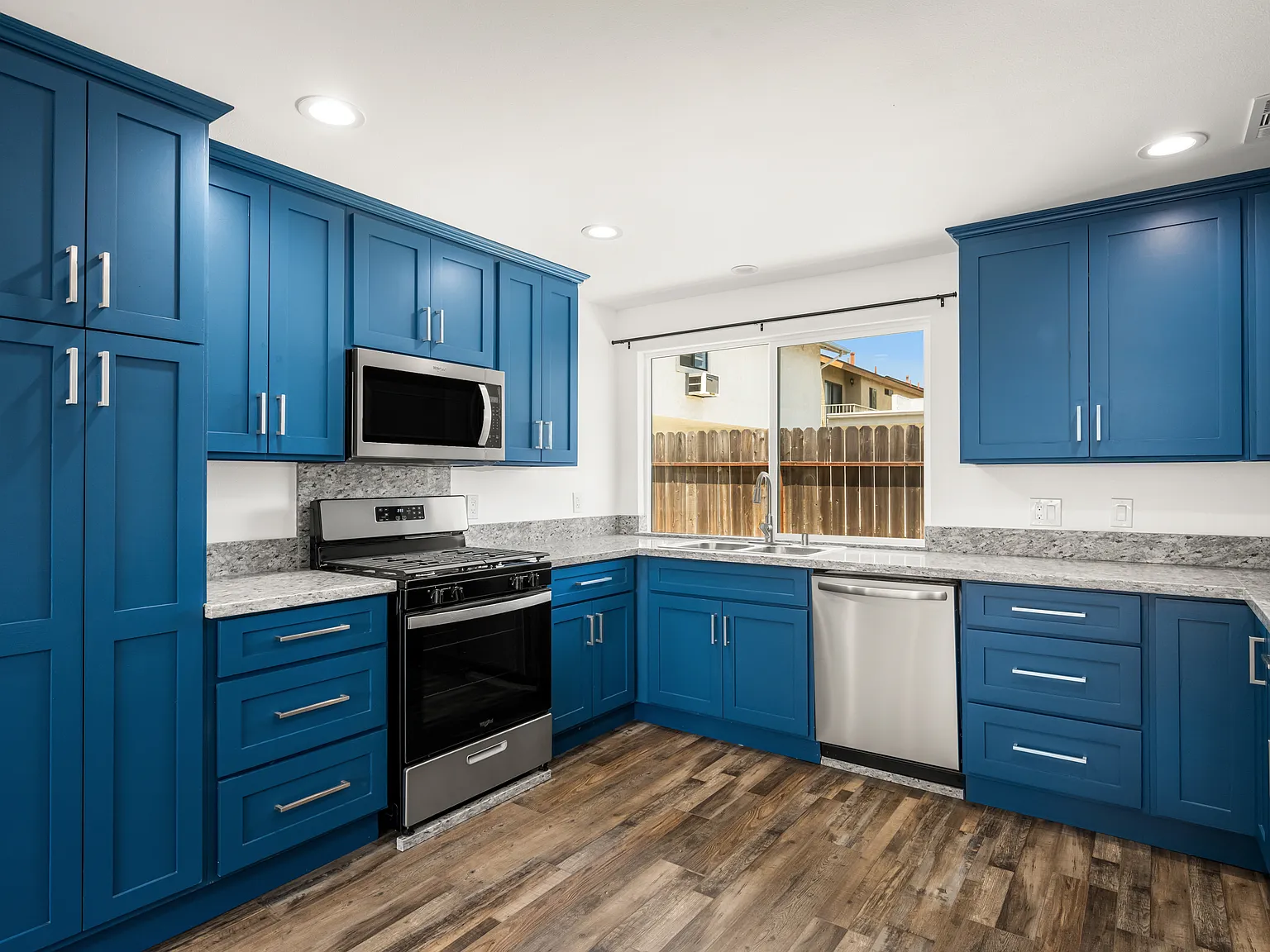 2 bed, 1000 sqft, $3,200 — Photo 2