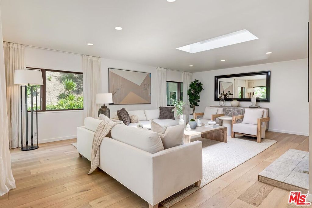 Apartment in Los Angeles - View 5