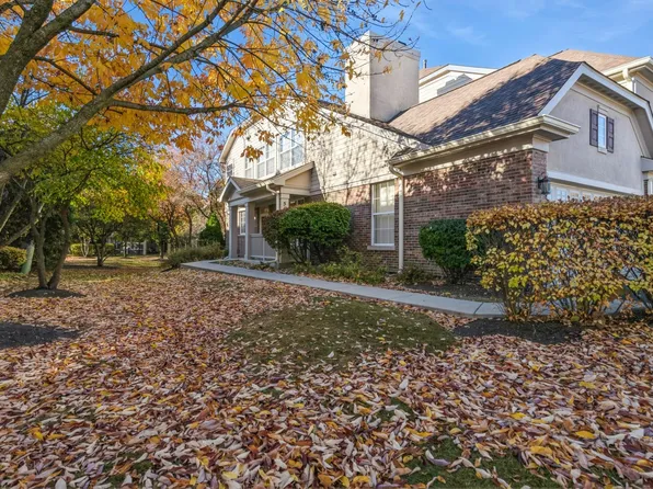 511 Harvey Lake Dr, Vernon Hills, IL 60061