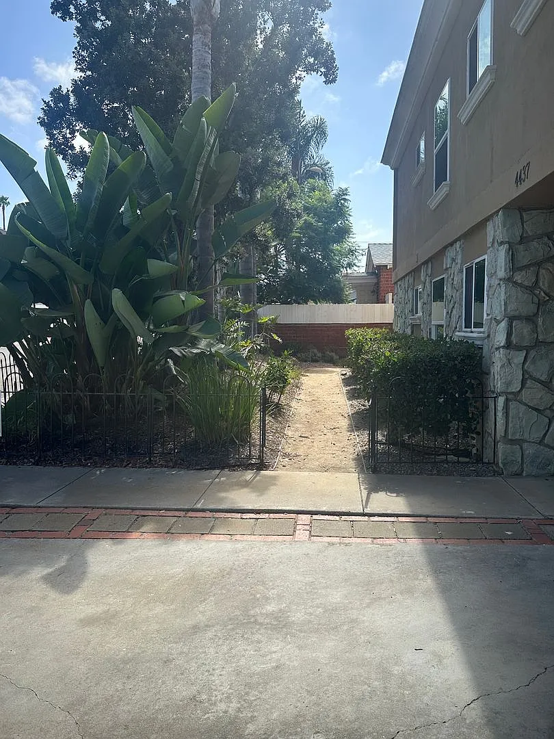 First Month Free Coastal Living In Ocean Beach, Updated Apartment With In Unit Laundry — Photo 2