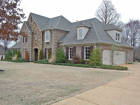 33 Surrey Loop, Carriage Manor Neighborhood, 1.5 Acre lot.