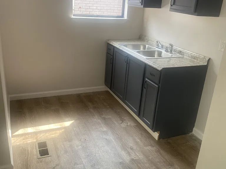 521 N Hawthorne St — Photo 3
