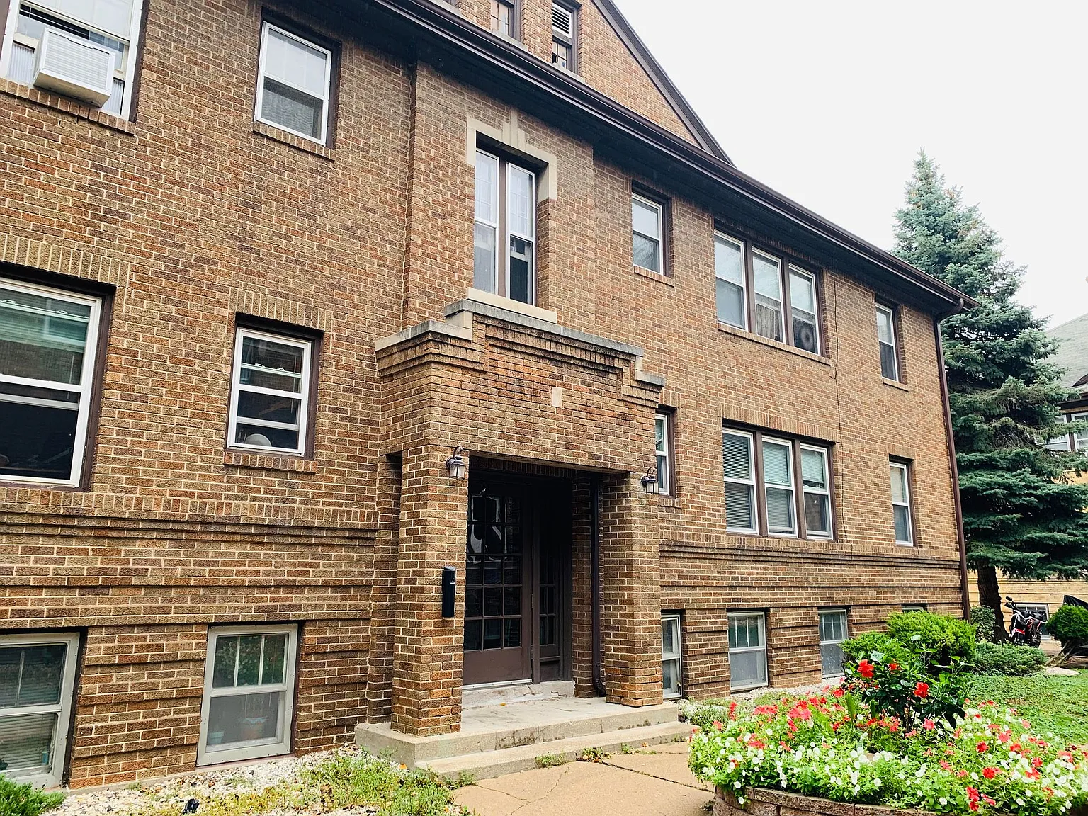 103 N Randall Ave — Photo 2