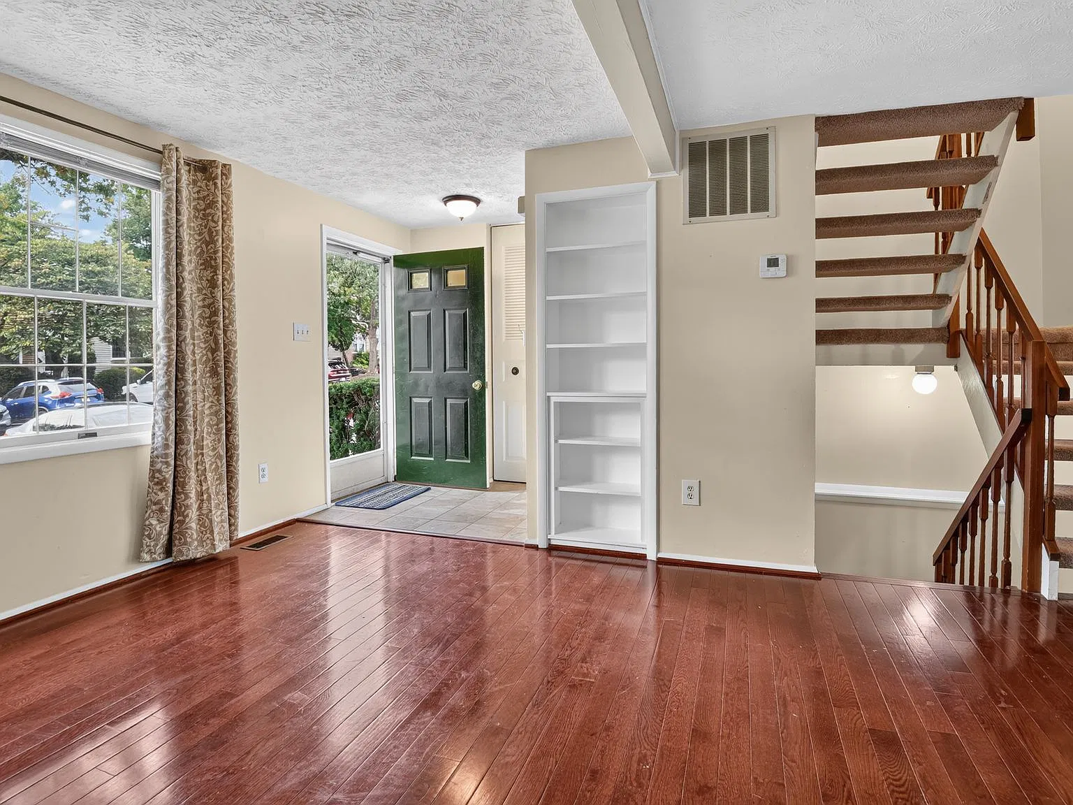3 bed, 3.5 bath, 1600 sqft, $3,200 — Photo 3