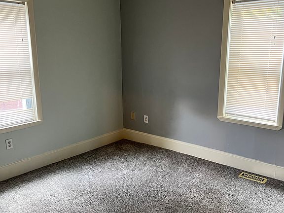 regular size bedroom with closet