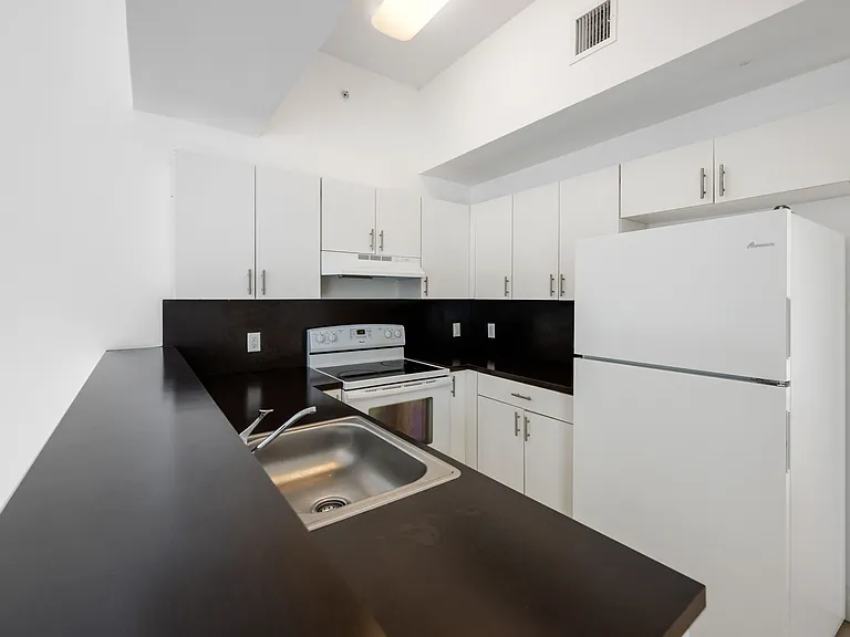 900 SW 7th St #505 — Photo 14