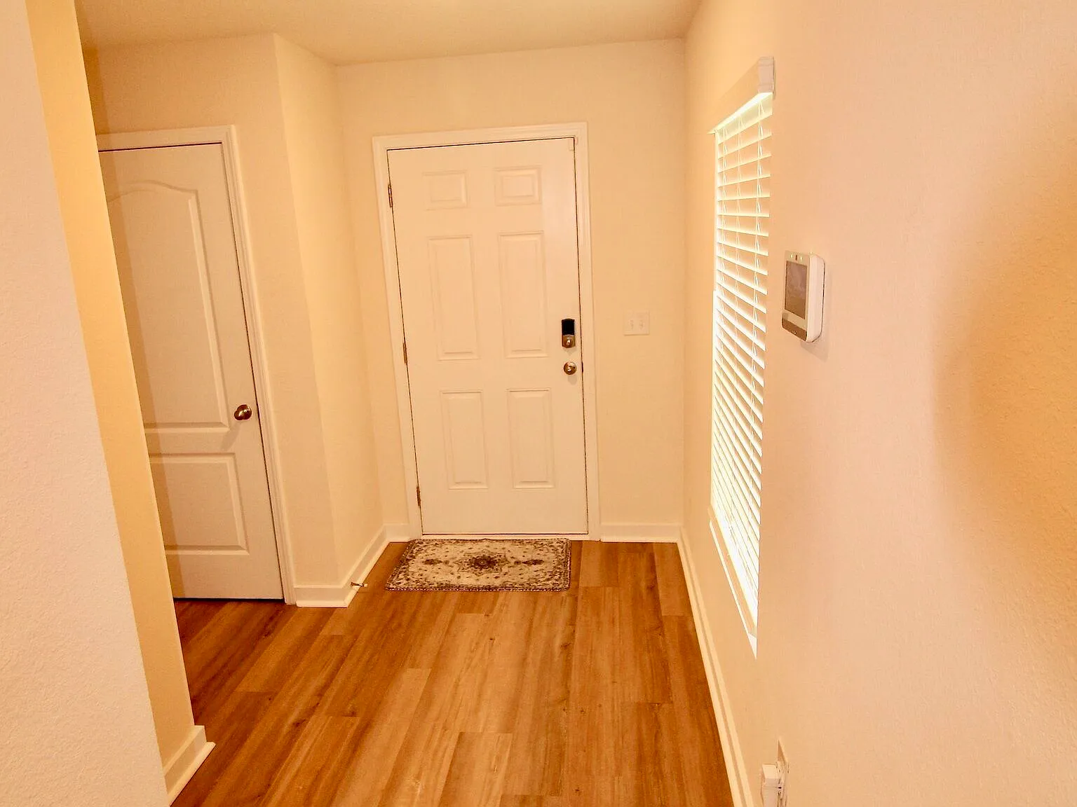 3 bed, 2.0 bath, 1222 sqft, $2,050 — Photo 2