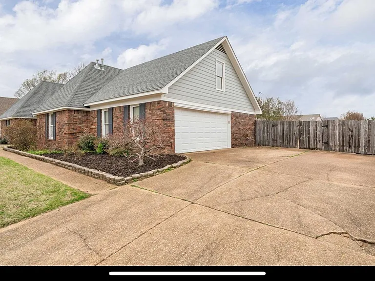 578 Winford Dr — Photo 2