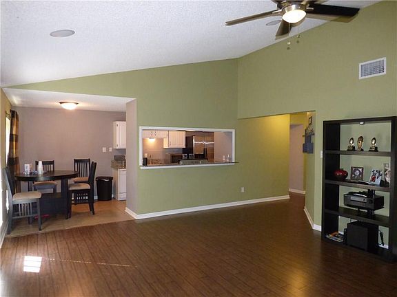 5th image of 805 Woodhaven Ln