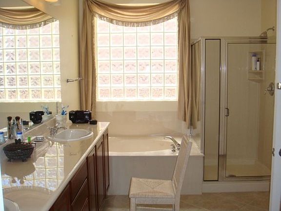 Master Spa with dual sinks, separate shower/tub and a huge WALK IN CLOSET!