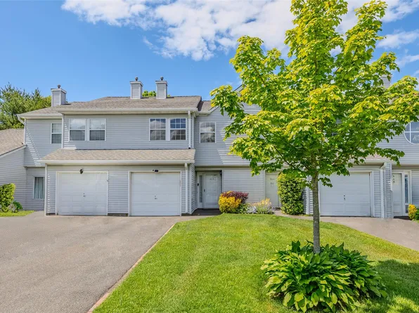 903 Sara Circle, Port Jefferson Station, NY 11776