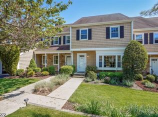 17 Pembroke Dr, Mendham, NJ