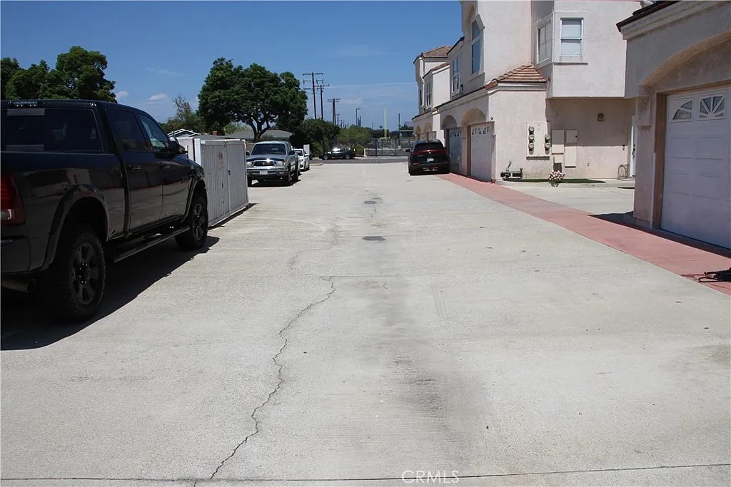 2 bed, 2.5 bath, 1337 sqft, $3,900 — Photo 3
