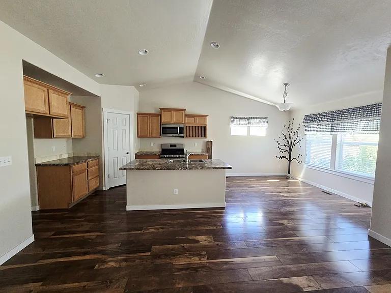 10604 Alpine St — Photo 2