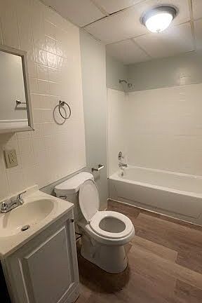 5th image of 136 Parkdale Ave #1
