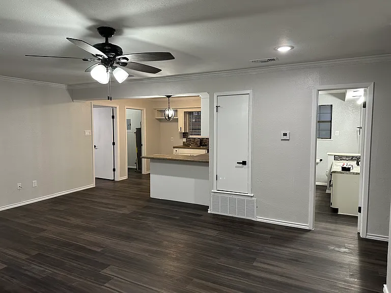 406 E Hunt St — Photo 6