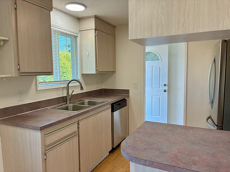 1302 Pine Ave — Photo 6
