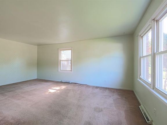 5th image of 218 Applewood Dr