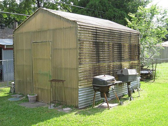 GREEN HOUSE BEHIND THE GARAGE