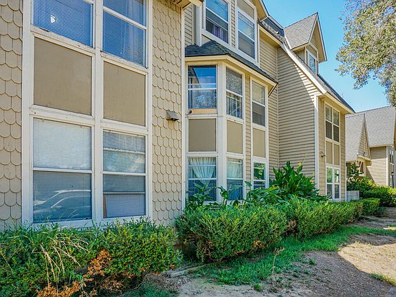 2nd image of 302 E Chestnut Ave #215