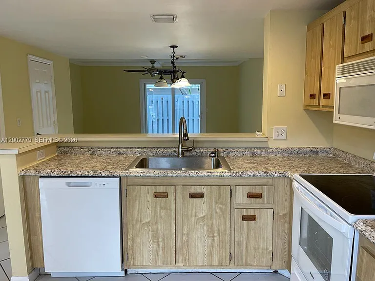 81 SW 3rd St #81 — Photo 8