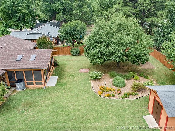 3rd image of 329 E Glenpool Blvd
